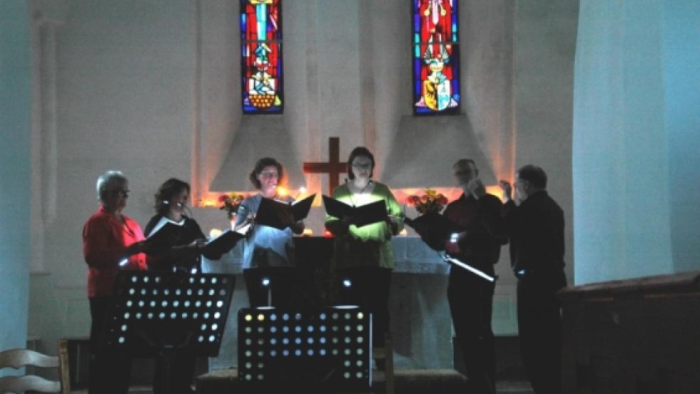 Stimmungsvoll ging es in der Holtgaster Kirche zu. © Foto: de Winter