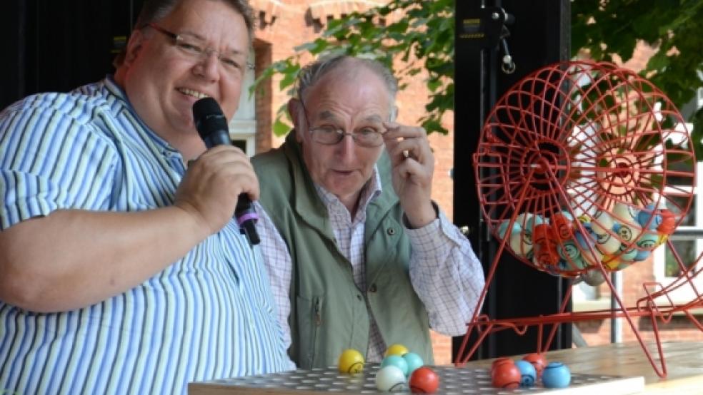 »Bingo-Bär« Michael Thürnau war ein Publikumsmagnet beim Bingo-Samstag. Neben ihm sitzt Herbert Fokken aus Weener, der zwei VIP-Karten für einen Besuch im Bingo-Studio in Hannover mit seinem Bingo-Schein gewann. © Foto: Wübbena