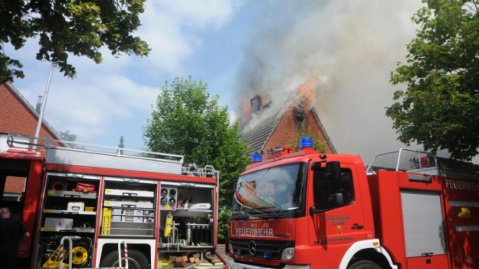 Die Flammen schlugen bereits wenige Minuten nach dem Ausbruch des Feuers in der Papenburger Massenunterkunft aus dem Dach. © Foto: Hellmers