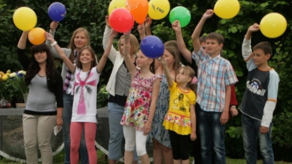 Mit Liedern, Gedichten und Tänzen aus ihrer weißrussischen Heimat bedankten sich die elf Kinder aus Berosowska bei ihren Gastgebern aus Jemgum und Umgebung. © Goeman