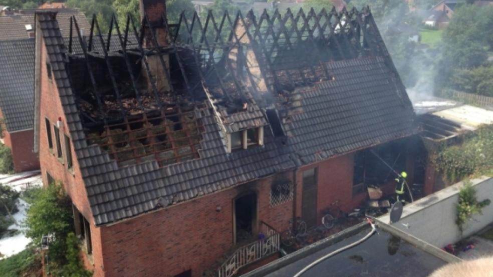 Die Ruine des abgebrannten Hauses, in dem zwei rumänische Arbeiter ums Leben kamen, steht wie ein Mahnmal an der Landsbergstraße in Papenburg. Thomas Gelder, Betriebsratschef der Meyer Werft, fordert Konsequenzen. © Foto: Schütte