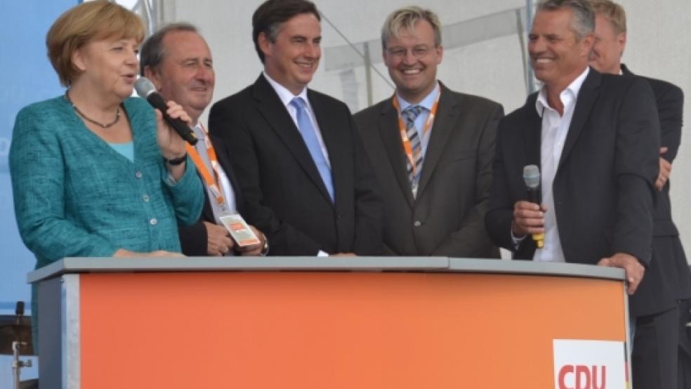 Angela Merkel, MdB Hans-Werner Kammer, Ex-Ministerpräsident David McAllister, Bundestagskandidat Heiko Schmelzle, Moderator Jan Stecker und CDU-Generalsekretär Ulf Thiele (verdeckt) in Neuharlingersiel (von links).  © Foto: Recke