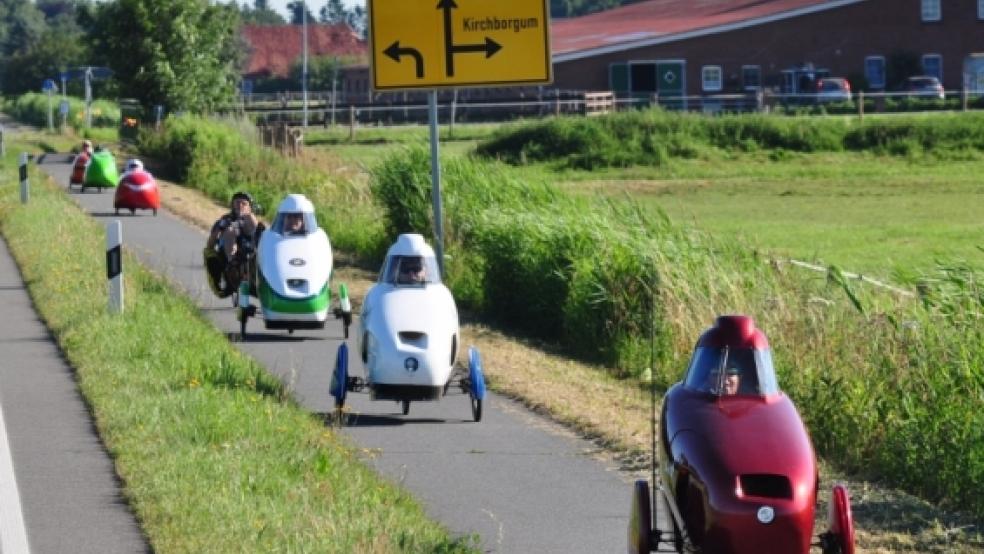 Ein futuristisches Bild auf einer idyllischen Strecke:?Nach dem Start an der Emsbrücke bei Bingum waren die Teilnehmer der »Euro-Tour 2013« mit ihren Velomobilen gestern Morgen an der B?436 unterwegs - auf unserem Bild bei Kirchborgum. © Wolters