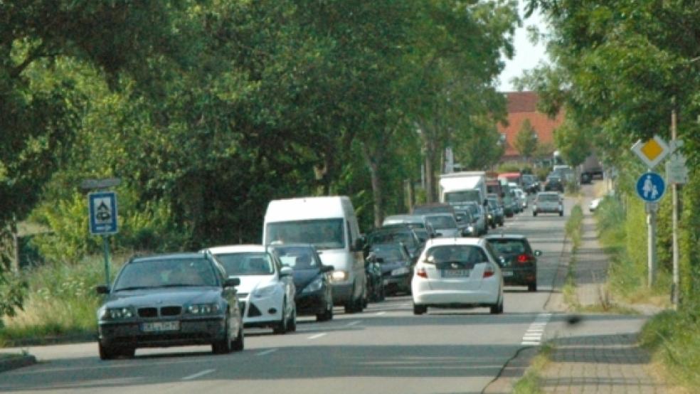 Eine Blechlawine schob sich vom Emstunnel bis zur Emsbrücke. Denn zeitgleich mit den Brücken-Problemen wurde die Höhekontrolle im Emstunnel ausgelöst. Die Autofahrer, die der Umleitungsstrecke in Richtung Brücke folgten, standen vorübergehend im Stau - wie hier in Bingum. © Foto: Szyska