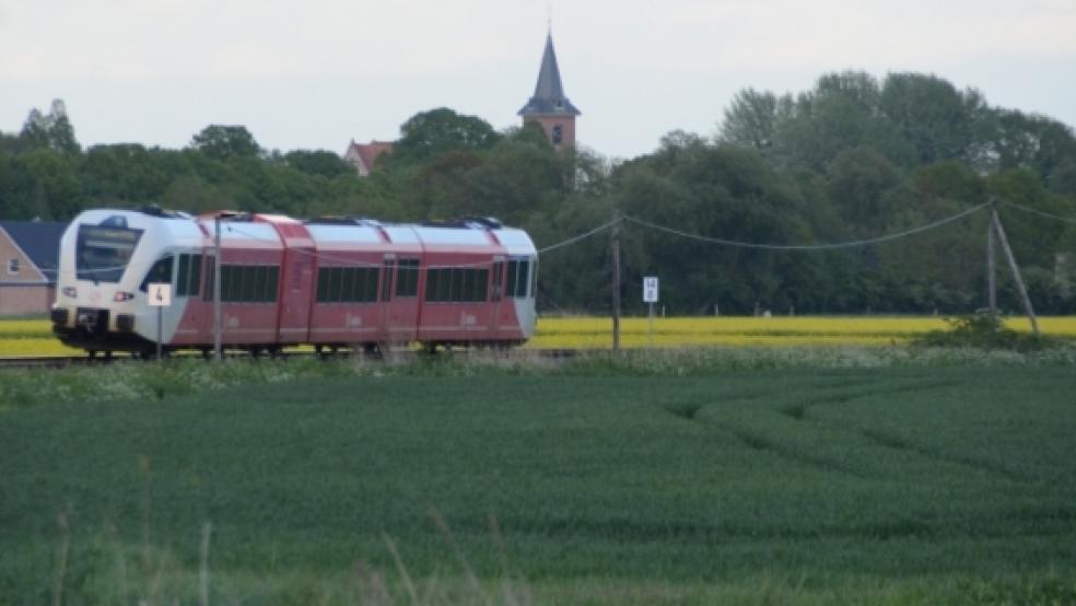 Ein?Arriva-Zug auf der Fahrt durchs Bunder Heerenland.?Im Moment herrscht?»tote Hose« auf der Bahnlinie durchs Rheiderland. Bauarbeiten sorgen für einen Zwangsstopp.? © Hanken