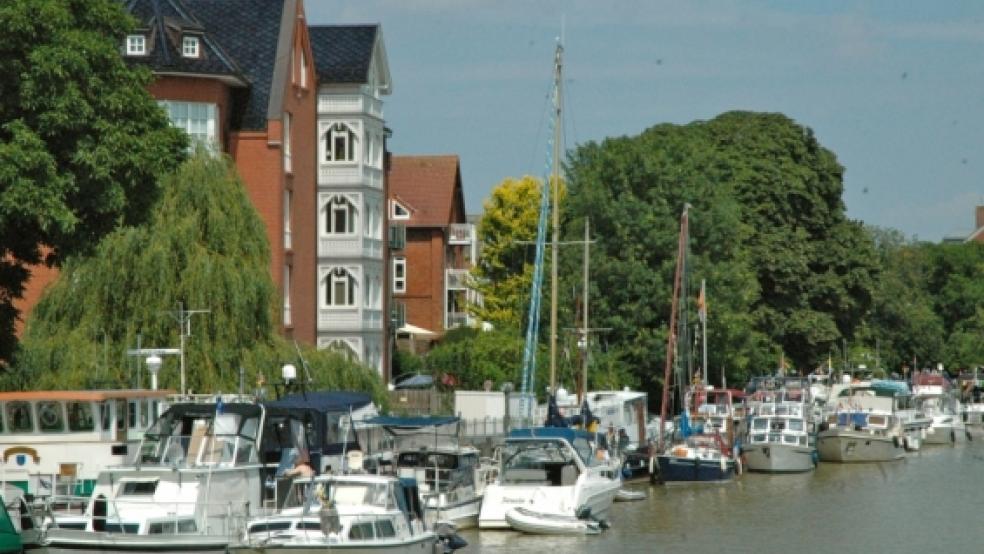 Teilweise in dritter Reihe haben die Motoryachten und -boote an der Uferpromenade in Leer festgemacht. Unser Bild zeigt den Blick von der Rathausbrücke auf die Altstadt-Seite des Freizeithafens. © Szyska