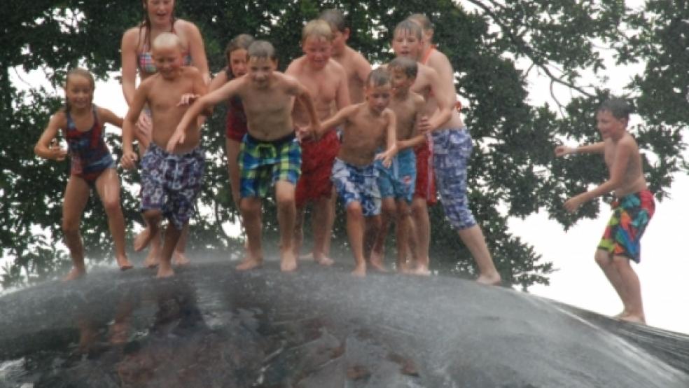 Auf einem drei Meter hohen Hügel hatten die Kinder beim Wasserrutschen mächtig Spaß. © Foto: Kuper