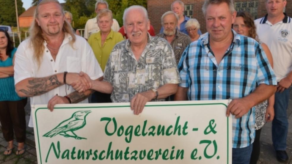 Stabwechsel beim Vogelzucht- und Naturschutzverein Weener und Umgebung:?Michel Gase (vorne links) übernimmt den Vorsitz von Bernhard Bartels (Mitte). © Bruins