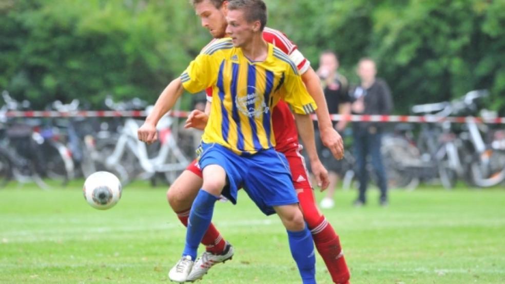 Kaum zu stoppen war Weeners Viktor Buksmann. In dieser Szene behauptet der Mann des Spiels den Ball gegen Bundes Kapitän Wilko Modder.  © Foto: Bruins