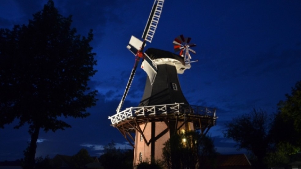 Hoffen auf gutes Wetter: Auf dem Mühlenvorplatz in Stapelmoor wird morgen ein Gottesdienst gefeiert. Nach der Sanierung erstrahlt der Galerieholländer wieder in neuem Glanz. © Siemons