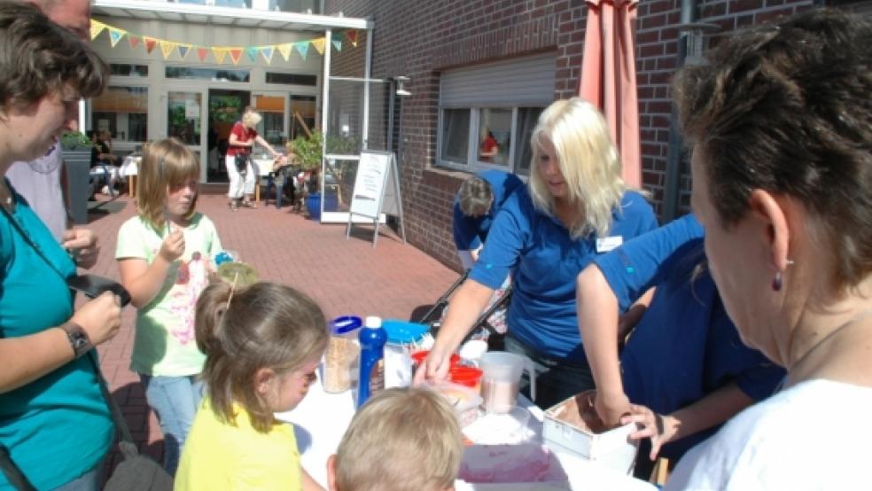 Genau das Richtige: Ein Eis zur Erfrischung konnten die Besucher des Informationstags erwerben. Foto: de Winter © 