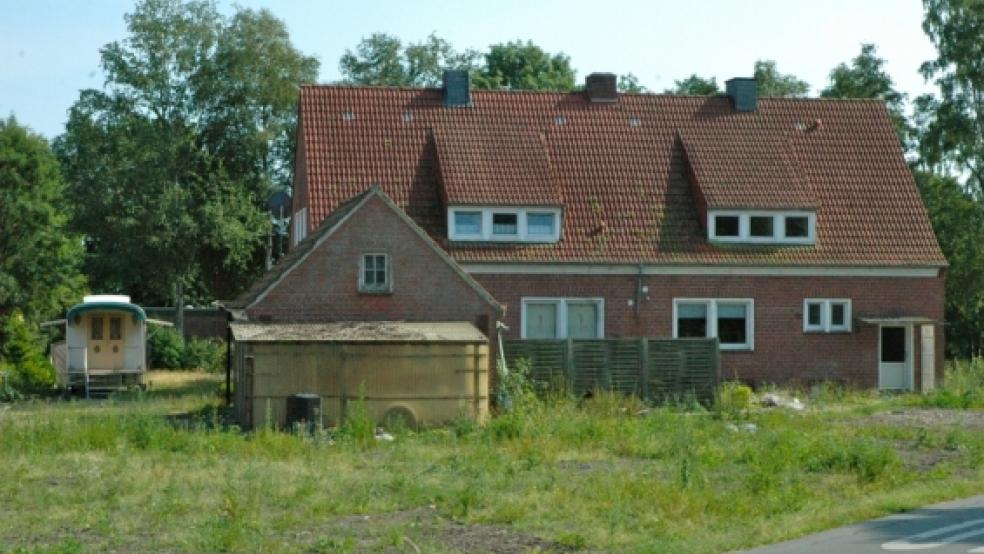 Dieses Doppelhaus an der Ziegeleistraße in Bingum gehört der Stadt Leer. Es steht dem geplanten Bau der Förderschule der Spastikerhilfe im Weg. Foto: Szyska © Szyska 