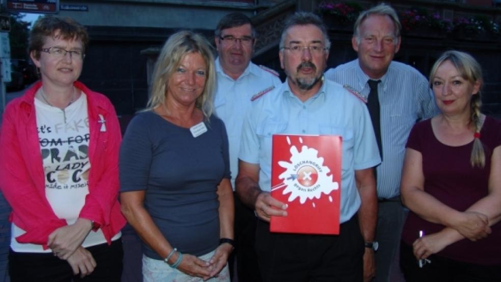 Warnen vor rechten Tendenzen: Anita Berghaus, Mechthild Tammena, Theodor de Freese, Arnold Eyhusen, Wolfgang Kellner und Menna Hensmann (von links). Foto: Boelmann © Boelmann 
