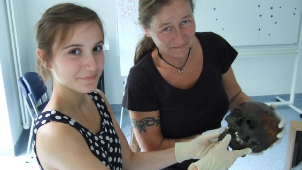 Nahmen »Jokes« Schädel entgegen: Praktikantin Julia Büyükkaya (links) und Dr. Eilin Jopp. © privat