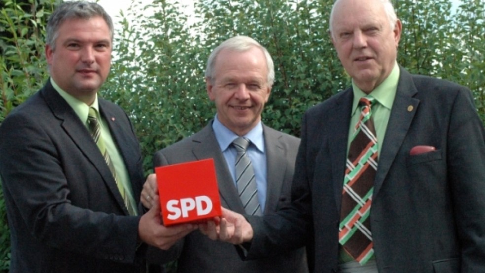 Hand in Hand für die SPD: der Kreisvorsitzende Sascha Laaken, Landrat Bernhard Bramlage und der Kreistagsfraktionsvorsitzende Horst Kuhl (von links). © Foto: Szyska