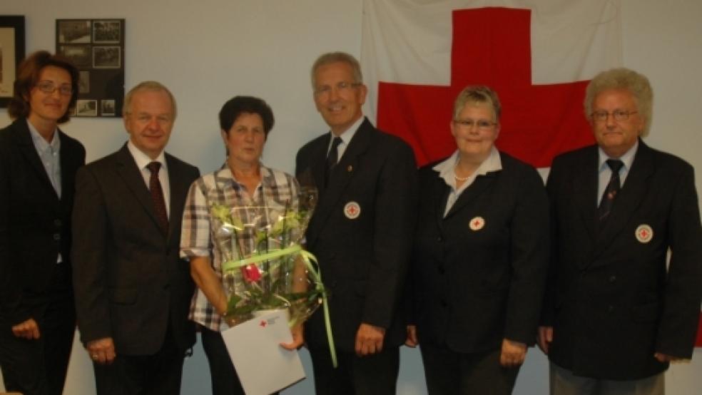 »Gute Seele« bei den Blutspendeterminen: Frieda Peters (3. von links) sorgt seit 20 Jahren für das leibliche Wohl bei den Veranstaltungen und engagiert sich für die Senioren. DRK-Kreisgeschäftsführerin Tanja Schäfers und Kreisvorsitzender Bernhard Bramlage gratulierten ebenso wie die Rheiderländer Vorstandsmitglieder Dr. Dieter Babbel (1. Vorsitzender), Hildegard Hinderks und Karl-Heinz Türke. © Pastoor