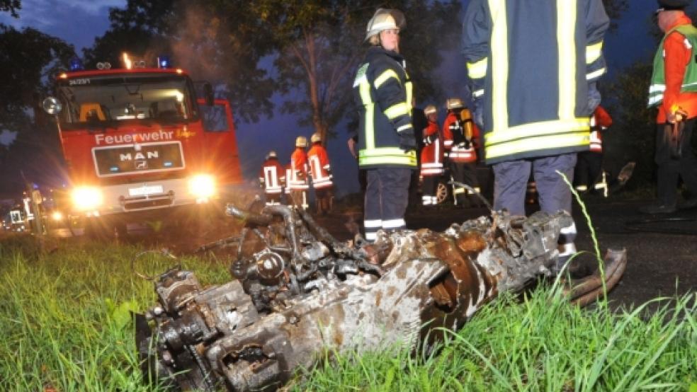 Der BMW eines Papenburgers war auf der Hauptstraße in Stapelmoor frontal gegen einen Baum gekracht. Dabei wurde der Motorblock aus dem Wagen gerissen. © Bruins