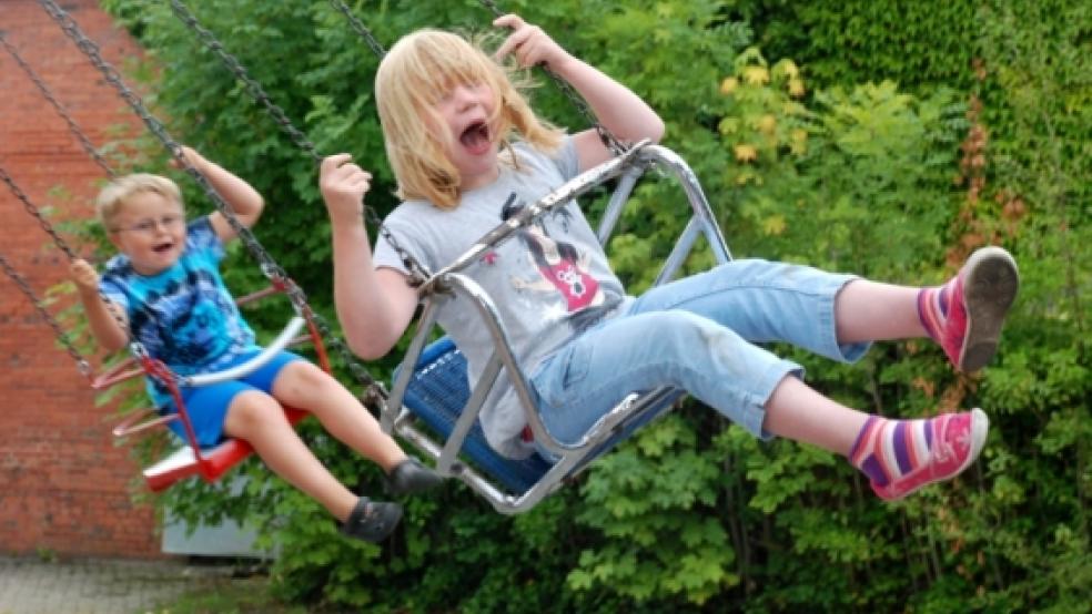 Bitte gut festhalten: Dieses kleine Mädchen drehte einige Runden im »Kettenkarussell«. © Kuper