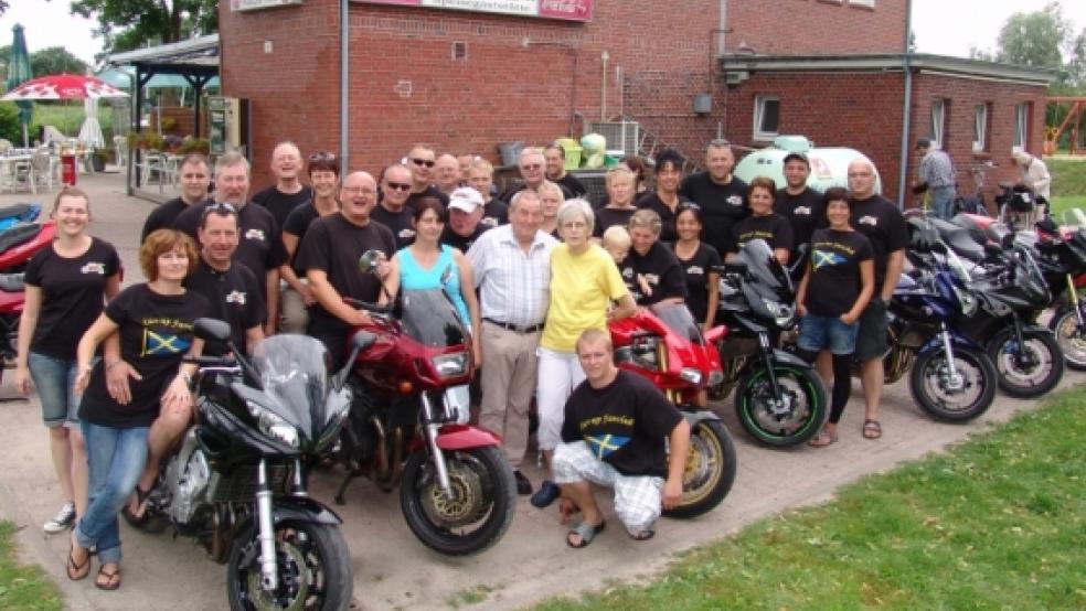 Wirt Willi Kuper von der Gaststätte »Luv up« begrüßte den Motorradclub »pmco« aus Osnabrück bereits zum 13. Mal in Jemgum. Foto: Boelmann © Foto: Boelmann 