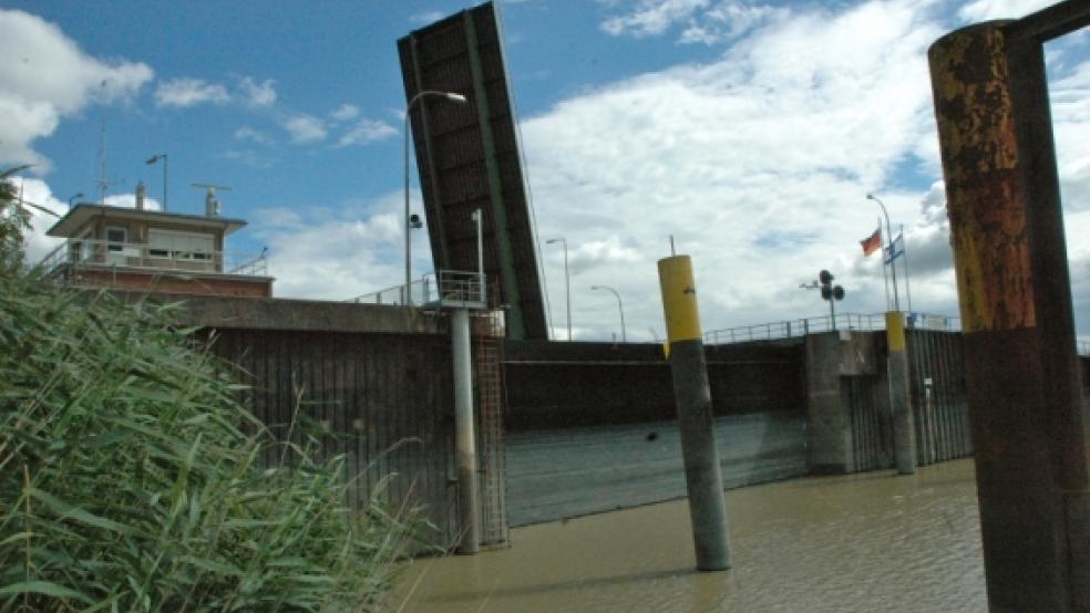 Die Brückenklappe der Leeraner Seeschleuse verharrt seit Mitte Mai in senkrechter Stellung. © Szyska