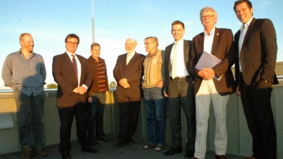 Auf dem Dach des EWE-Betriebsgebäudes: Landwirt Jan Venema, EWE-Abteilungsleiter Ralf Riekenberg, Jörg Reinema (Bürgerinitiative »Rheiderland up Stee«), FDP-Kreistagsabgeordneter Arnold Venema, Gerd Santjer (Bürgerinitiative), EWE-Projektleiter André Fisse, FDP-Bundestagsabgeordneter Michael Goldmann und FDP-Landtagsabgeordneter Gero Hocker (von links). © Szyska