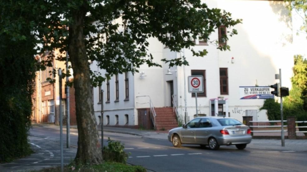 Leerstehende Geschäftsräume wie zum Beispiel die alte Post in der Westerstraße könnten in Wohnraum umgewandelt werden, schlägt Bürgermeister Wilhelm Dreesmann vor. © Meyer