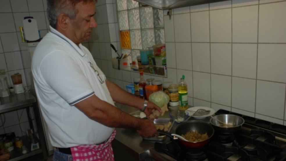 Setzt auf die Küche seiner Heimat Pakistan: Ghulam Mohyud-Din am Herd. Seit mittlerweile 20 Jahren ist er als Gastronom selbstständig in Weener.  © Foto: Hoegen