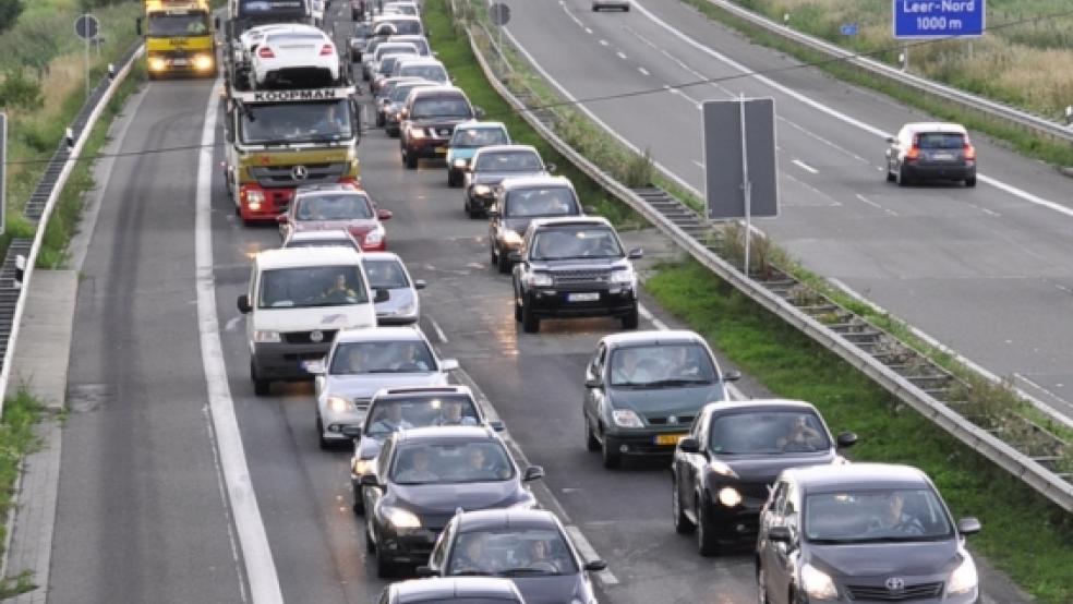 Viel Geduld brauchen Autofahrer derzeit am Wochenende vor dem Emstunnel auf der A 31.  © Wolters