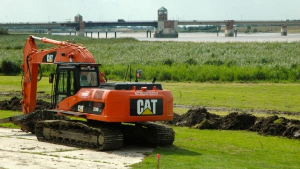Das Tiefbauunternehmen Würdemann aus Ostrhauderfehn hat im Deichvorland an der Emsbrücke mit Arbeiten zur Erhöhung der Außenberme begonnen. © Szyska