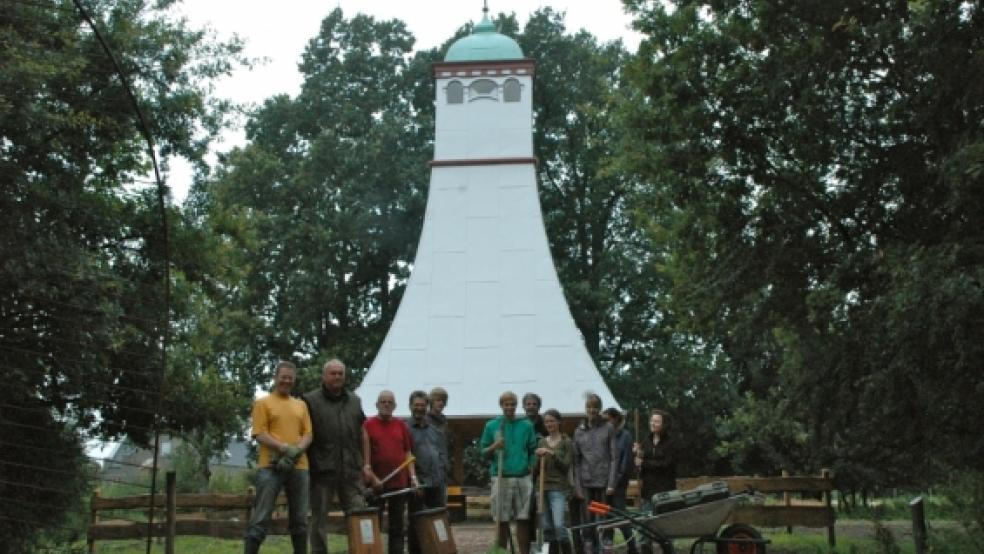 Ausgestattet mit Spaten und Heckenscheren machten sich die Naturschützer - unser Bild zeigt sie vor dem Hesse-Toorn - daran, den Park auf Vordermann zu bringen. © Szyska