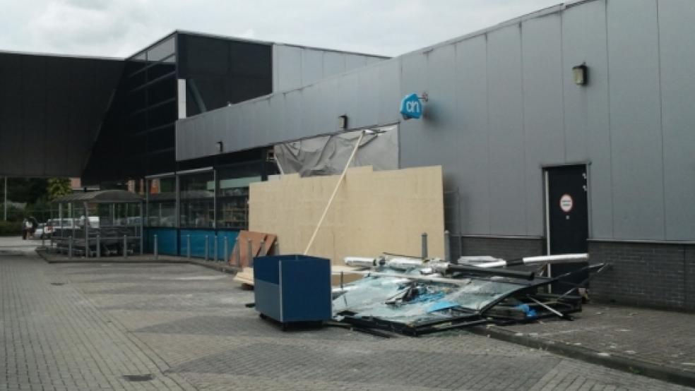 Der Albert Heijn Supermarkt nach dem Einsturz des Daches. Draußen lagern Trümmerteile der Decke. © Kuper