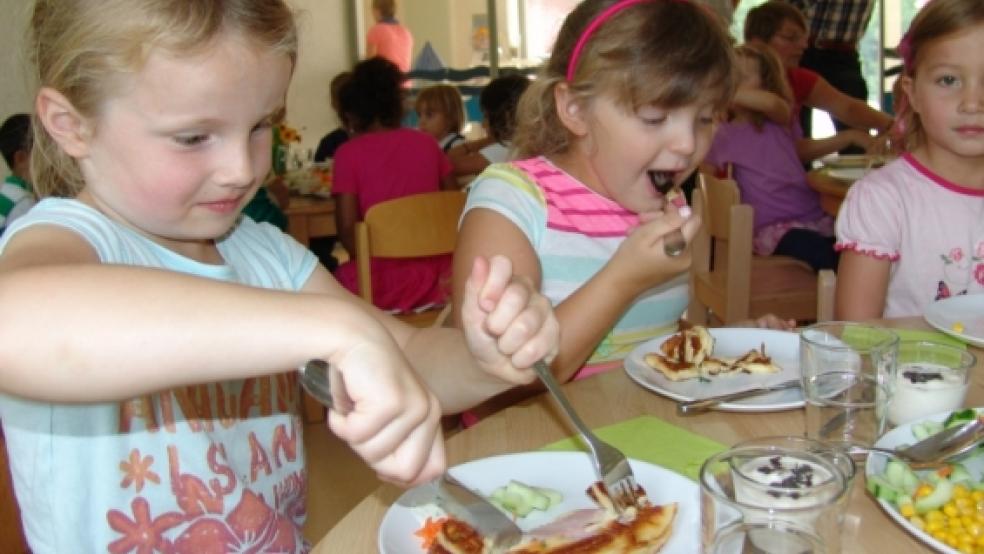 Es schmeckt: Die Mädchen und Jungen der Kita 