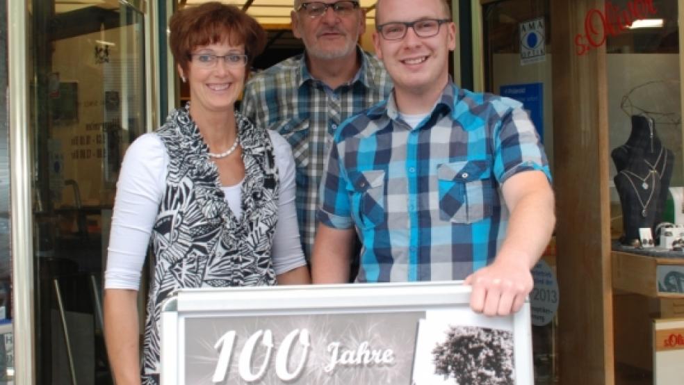 Drei Generationen »Bahns« auf einem Bild: Links die heutige Inhaberin Helma Labonde, in der Bildmitte ihr Vorgänger und heutiger Berater Eduard Dorndorf. Rechts Patrick Frey, er ist Augenoptiker und macht bald seine Meisterprüfung.  © Hoegen