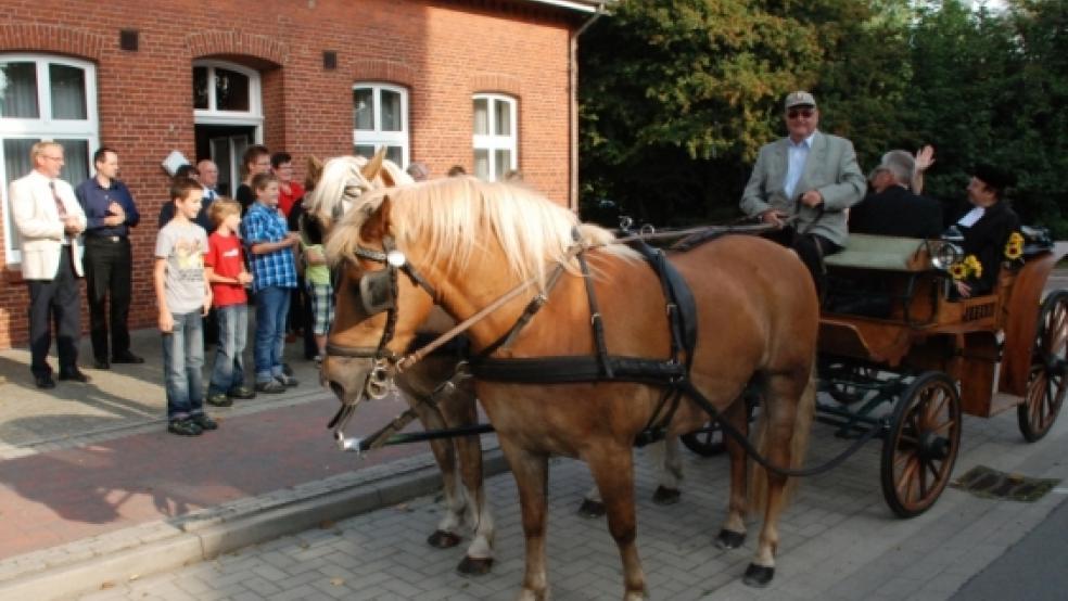 Mit einem Pferdegespann wurde Pastor Weber (der mittlerweile in Westoverledingen lebt) an der Friesenbrücke in Weener abgeholt. Von dort ging es mit zwei Pferdestärken zur Kirche Weenermoor, wo der Seelsorger bereits von seiner Gemeinde erwartet wurde. Foto: Kuper © 