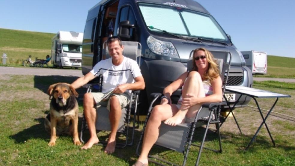 Zufrieden sind Jörg Reimann und Meike Plöger (mit Hund Kira) aus Soest mit den Stellplätzen in Ditzum. Sie würden die Anlage weiterempfehlen. © Boelmann