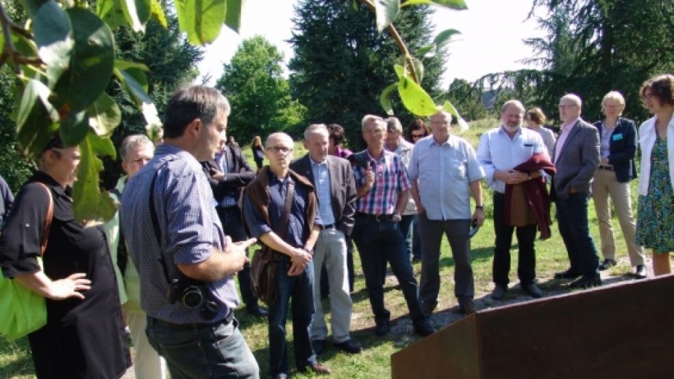 Michael Steven vom Naturschutzbund (im Vordergrund) führte die Gäste durch den Hesse-Park. Foto: Boelmann © 