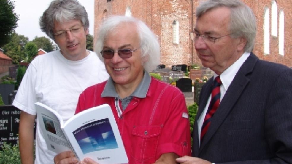 Pastor Manfred Gerke (Mitte) stellte mit Jann Schmidt (rechts) und Jörg Oberbeckmann das neue Buch vor. © Boelmann