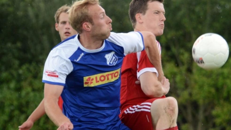 Bissig sein - wie hier Uwe Graalmann gegen Bienes Andre Hilling - ist die Bunder Devise für das Heimspiel gegen Oldenburgs Reserve heute Abend. © Foto: Mentrup