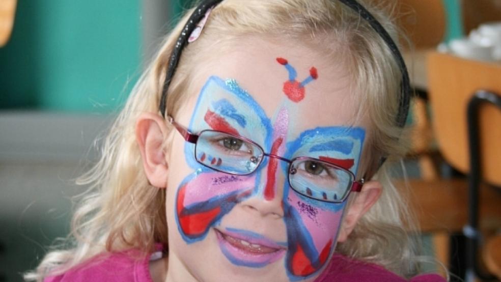 Die vierjährige Emma aus Ditzum ließ ihr Gesicht auf dem Schulfest am Samstag bunt bemalen.  © Meyer