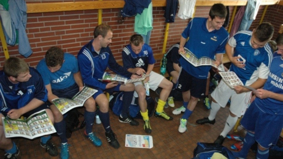 Total im Stickerfieber präsentieren sich die Bezirksliga-Fußballer des TuS Weener und tauschen fleißig noch direkt vor Trainingsbeginn in der Umkleidekabine.  © van Göns