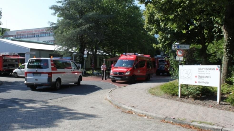 Rund 50 Einsatzkräfte der Feuerwehr waren am Ort des Geschehens. Die Schule wurde geräumt. © Foto: Jürgens