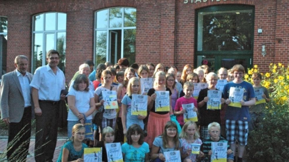 Stolz präsentieren die jungen Leser ihre Diplome zusammen mit Wilhelm Dreesmann (ganz links), VGH-Stiftungsvertreter Matthias Wolf (2. von links) und Stadtbüchereileiterin Susanne Fockens (3. von links). © Foto: van Göns