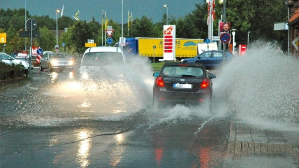 Die Risiusstraße in Weener glich nach dem Unwetter einer Seenlandschaft. © Foto: Szyska