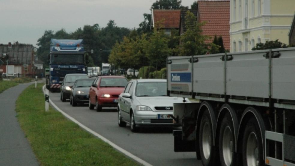 Im Schleichgang quält sich eine Schlange aus Autos und Lastern über die Bundesstraße von Möhlenwarf nach Leer. Grund ist die Sperrung der südlichen Emstunnelröhre. Foto: van Göns © van Göns