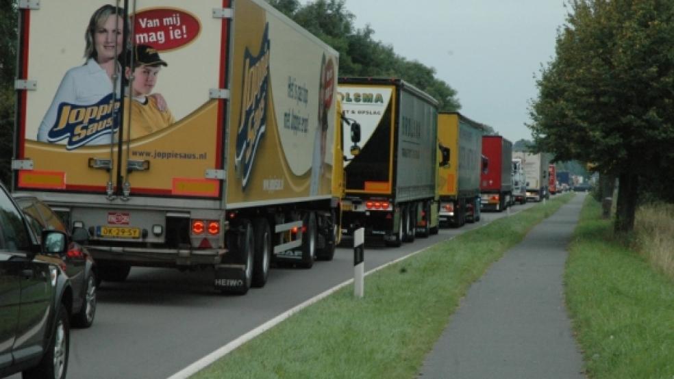 Quälend langsam schiebt sich der Lindwurm aus Lastern und Autos über die Bundestraße 436 zwischen Möhlenwarf und Bunde. Wegen der Sperrung der südlichen Tunnelröhre musste der Verkehr von der Autobahnabfahrt geleitet werden. Foto: van Göns © 