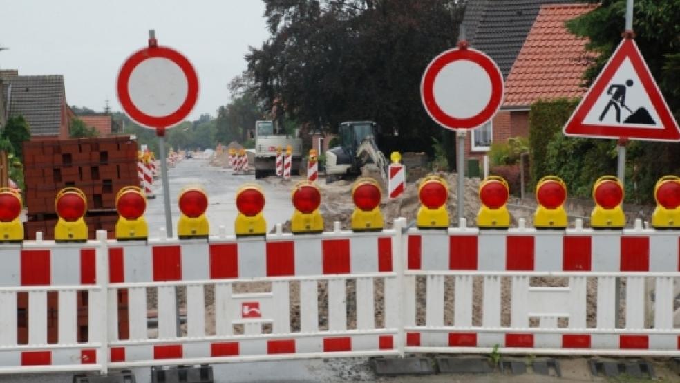 Ein Baken-Bollwerk riegelt die Graf-Ulrich-Straße während der Bauarbeiten ab. Eigentlich sollen nur Anlieger ihre Häuser erreichen können. © Hoegen