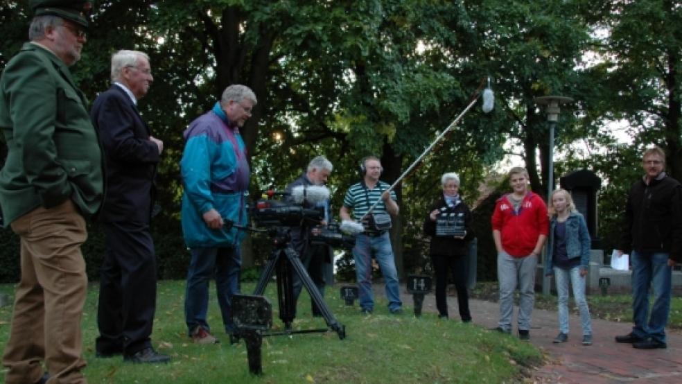 Die letzte Klappe ist für die Rheiderländer Filmfreunde bei der Kirche in Holtgaste gefallen. © de Wiinter