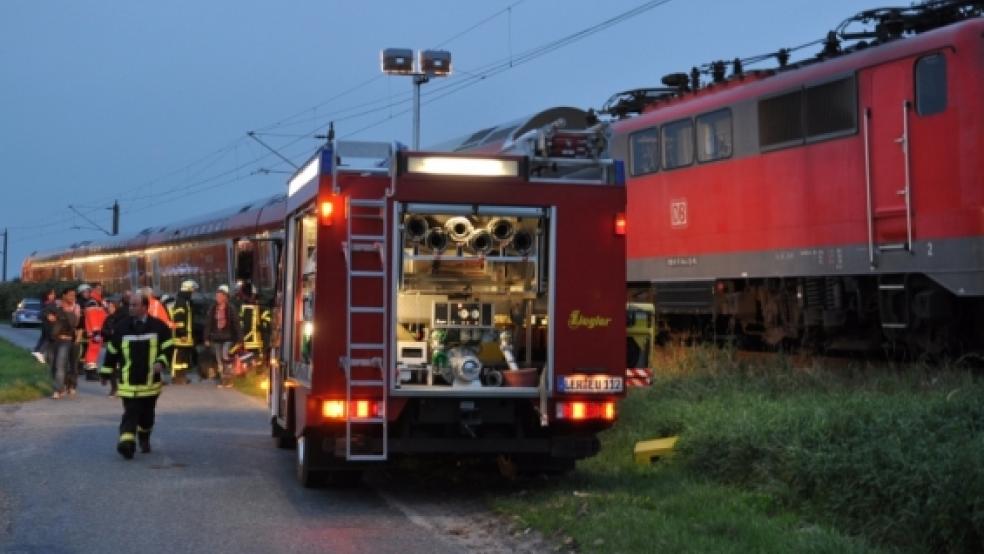 Nachtschicht für die Feuerwehren: Nach dem Unfall am Bahnkreuz in Detern waren die Kräfte bis zum frühen Morgen im Einsatz. © Wolters