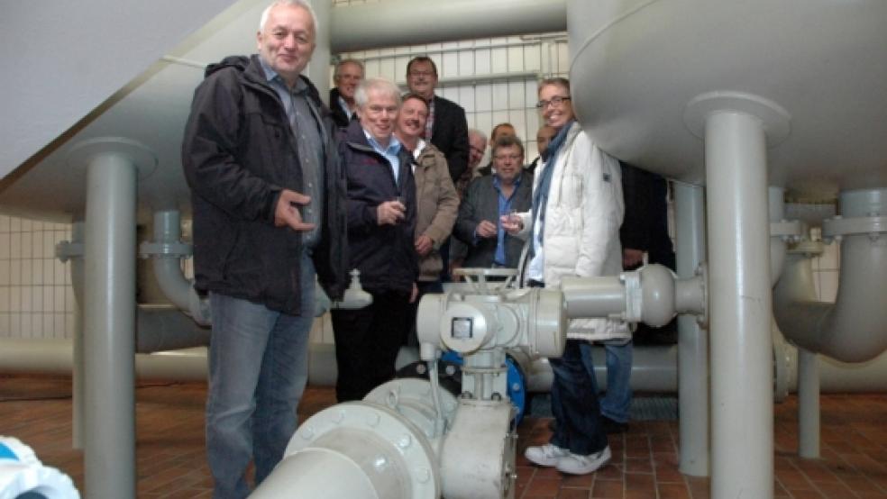 Die Speicher- und Pumpstation in Coldam sah sich der Verbandsausschuss gestern bei einer Bereisung des Rheiderlandes im Rahmen der 52. Verbandsschau an. © Szyska