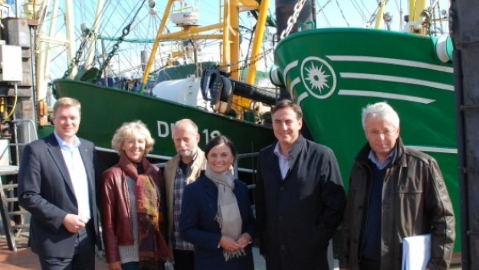 Vor der Kulisse des Ditzumer Hafens: der CDU-Landtagsabgeordnete Ulf Thiele, die Jemgumer CDU-Gemeindeverbandsvorsitzende Frieda Hensmann, Anton Bruhns, Gitta Connemann, David McAllister und Annäus Bruhns (von links). © Foto: Hoegen